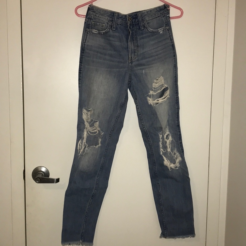 HOLLISTER VINTAGE BOYFRIEND DISTRESSED JEANS